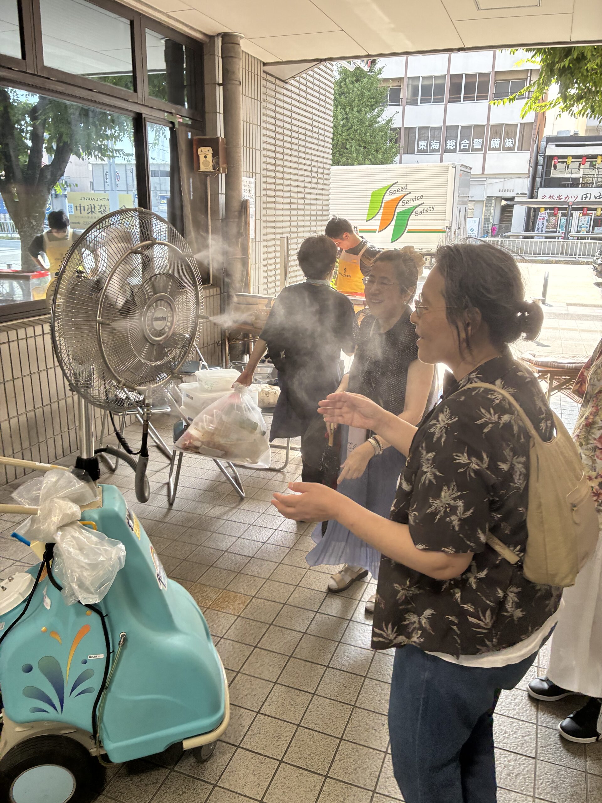 福祉まつりでミスト扇風機にあたるメンバー